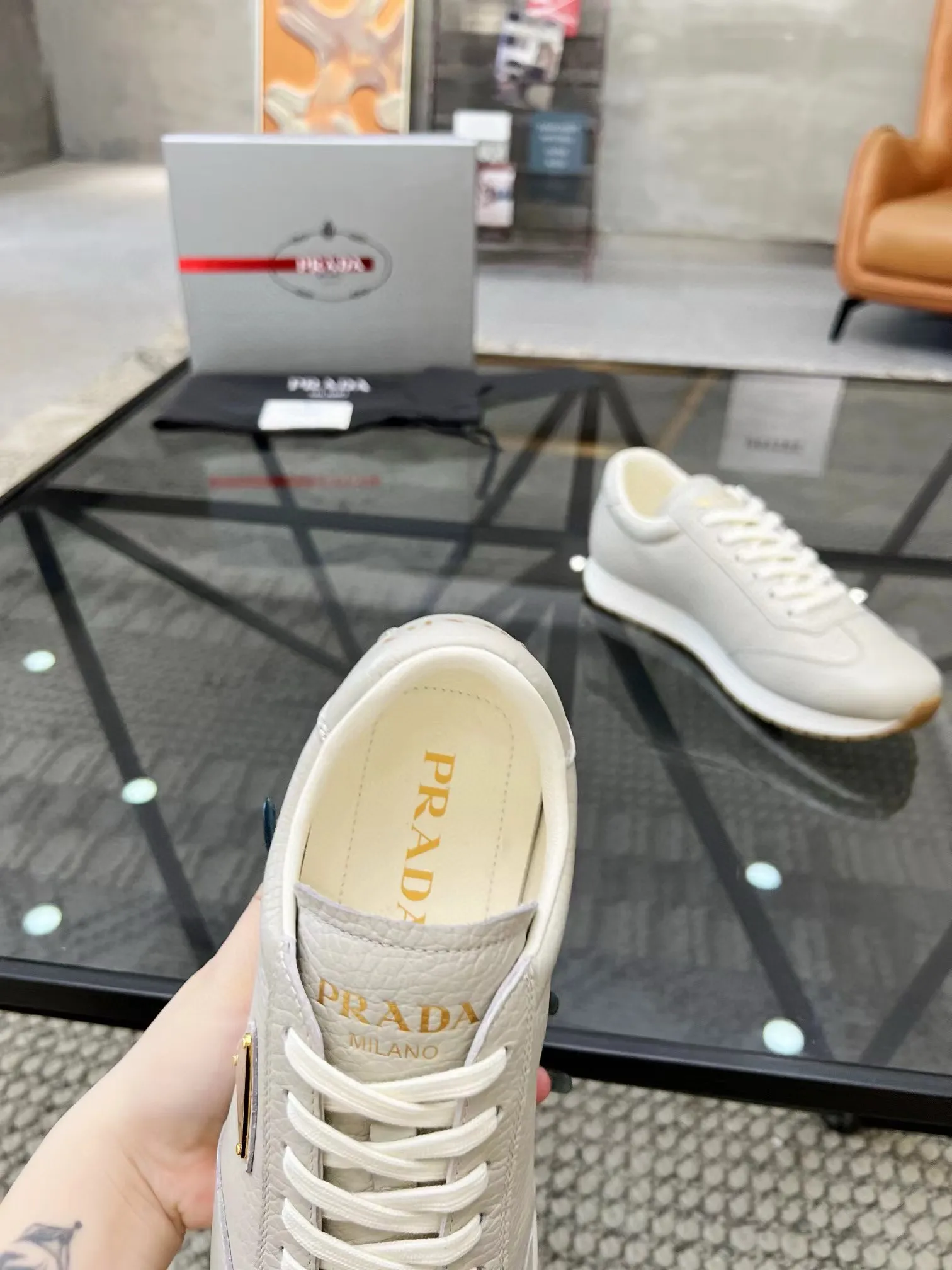 Factory price: 400💰Prada new men's leather sports shoes, the highest version on the market, any comparison is welcome🆚! The original leather has excellent texture and is super high-end! Fetal sheep net lining imported from Italy, removable pad! Luxurious materials and fine workmanship, highly recommended! Code number: 38-44, customized 45